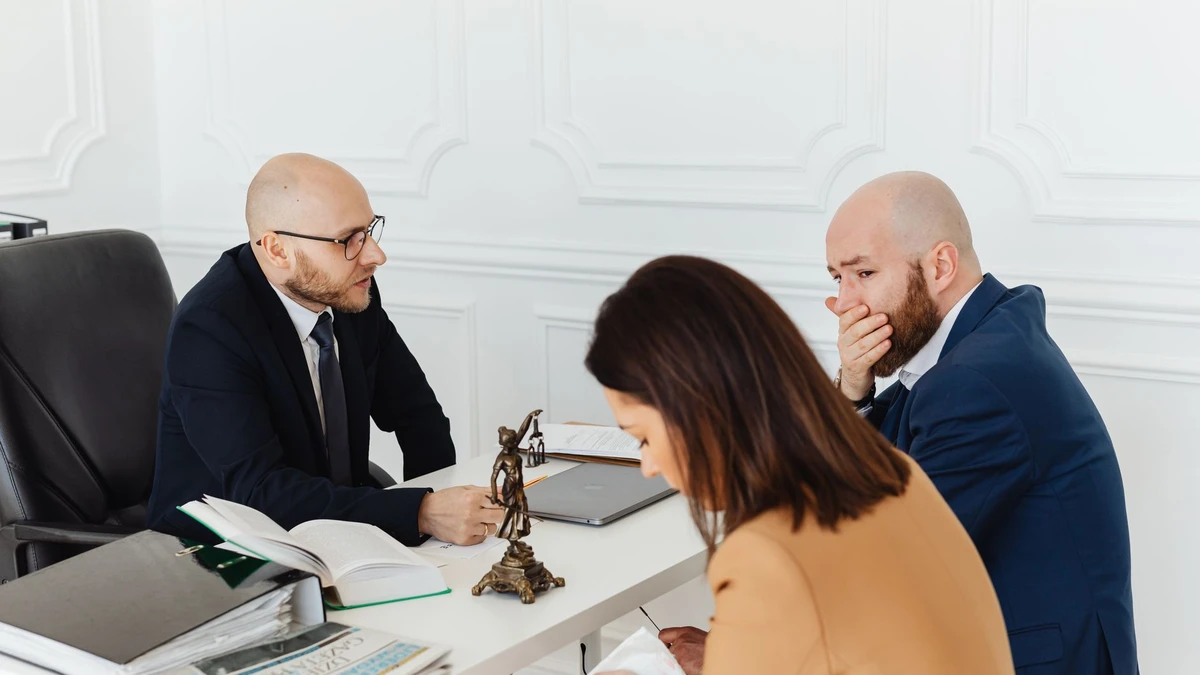 Consultor jurídico em reunião corporativa de governança e compliance digital