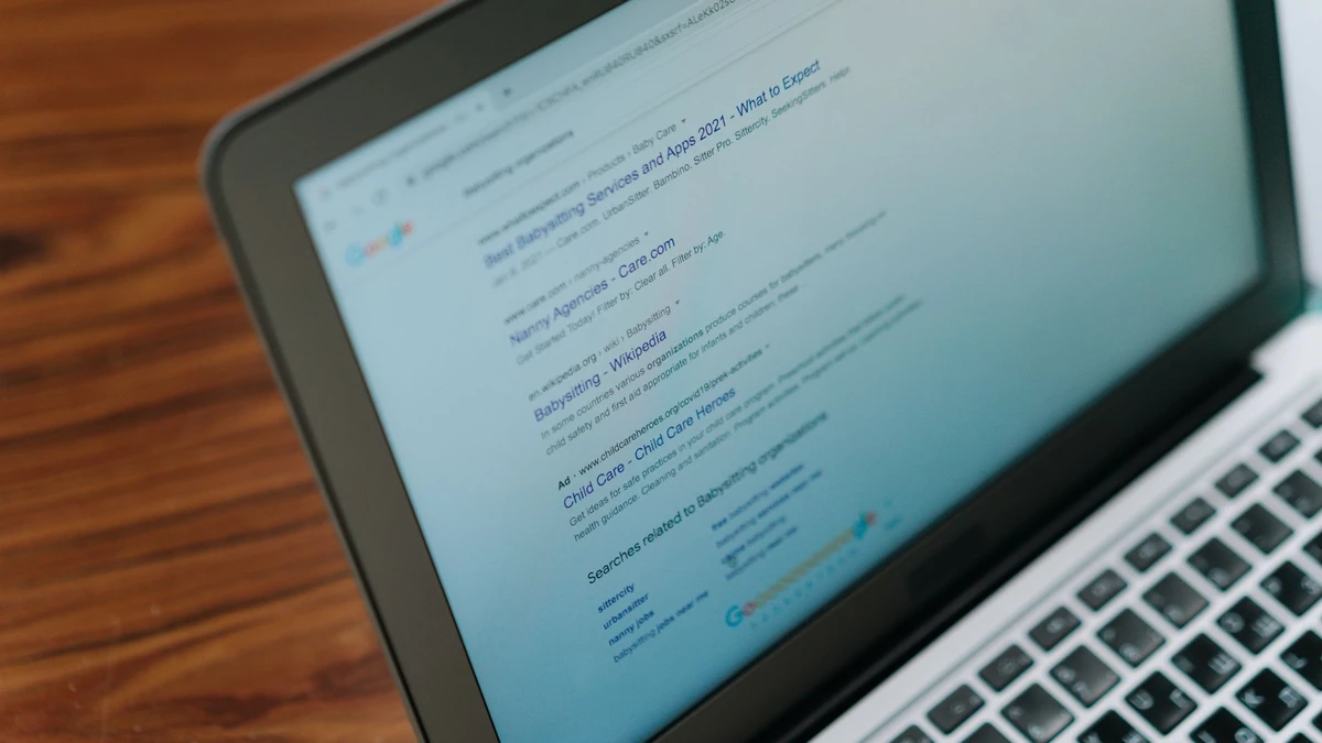 Ilustração vetorial flat sobre defesa de marca registrada no INPI contra anúncios concorrentes no Google Ads