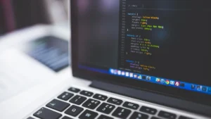 Foto de tela de computador com desenvolvimento web e análise de plágio digital