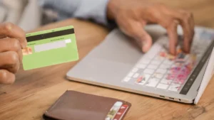 Loja virtual e carrinho de compras em laptop exibindo conformidade legal