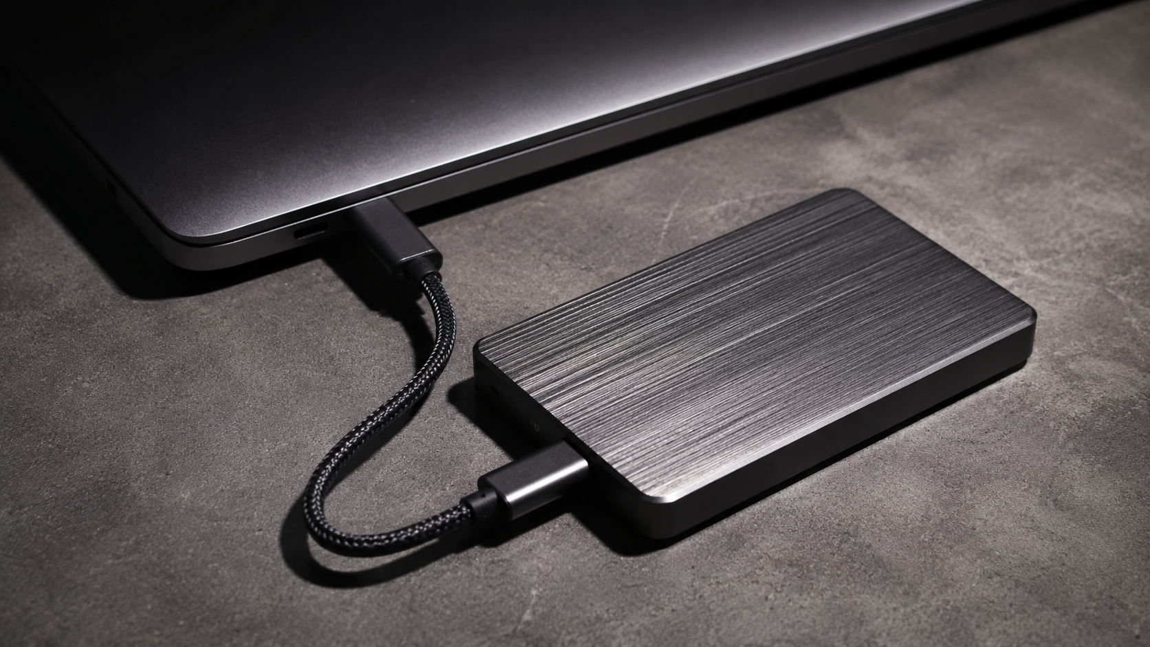 Vazamento de dados: o que fazer nas primeiras horas 1 Fotografia em detalhe de drive SSD e conexão de dados forense