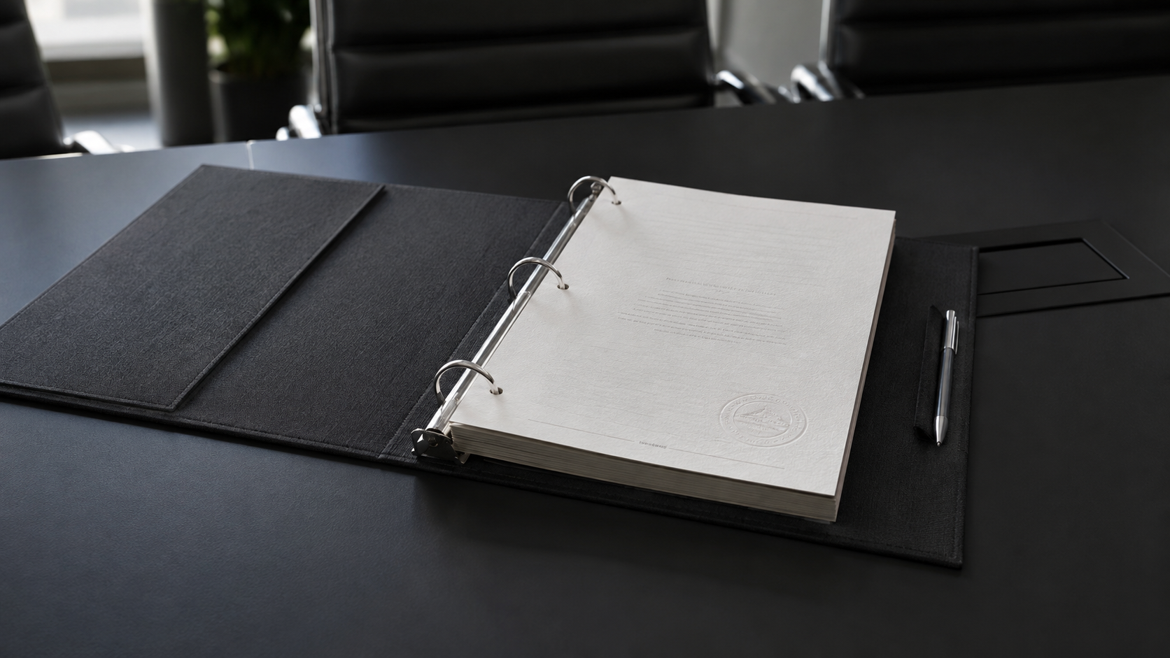 Fotografia de fichário executivo e documentos de privacidade LGPD