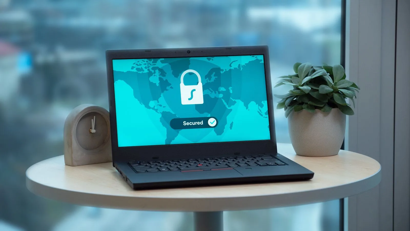 Notebook com cadeado na tela, representando conta de vendedor suspensa em marketplace