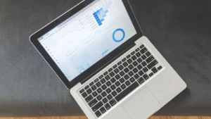 Notebook exibindo painel de métricas de campanhas de anúncios