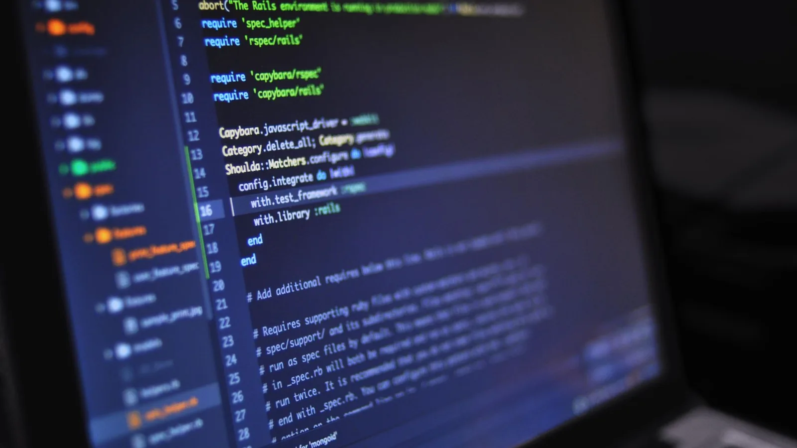 Detalhe de código de programação em uma tela de computador escura