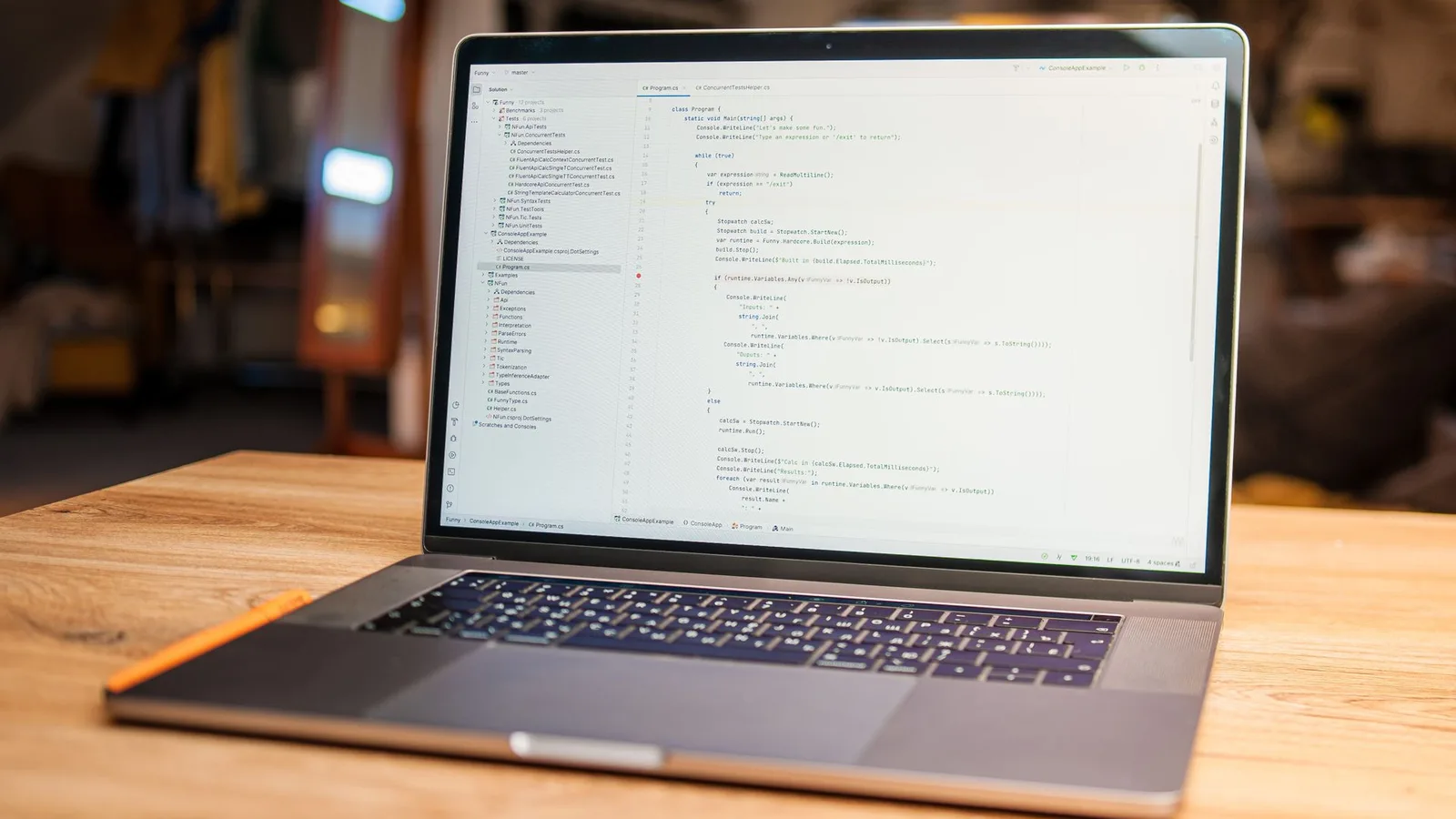 Notebook aberto com código visível sobre uma mesa de madeira