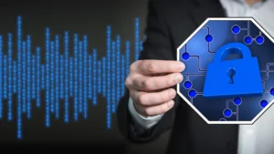 Mão segurando ícone de cadeado sobre código digital, representando a proteção de dados pessoais pela LGPD