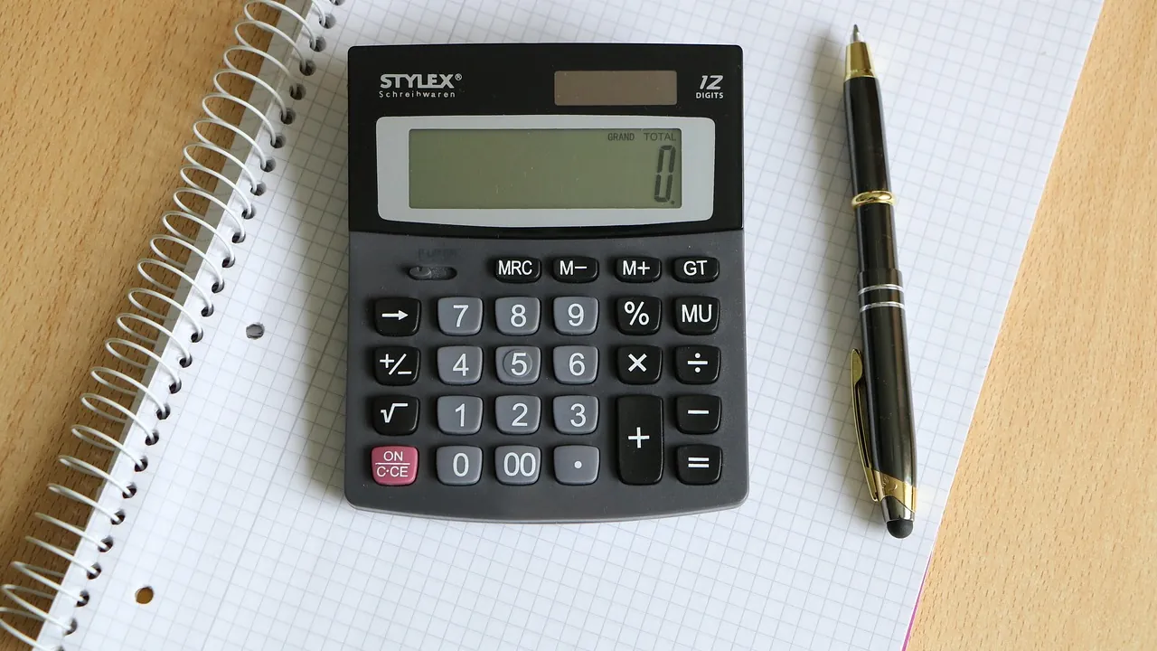 Calculadora, caderno e caneta sobre a mesa, representando o profissional autônomo que precisa de contrato