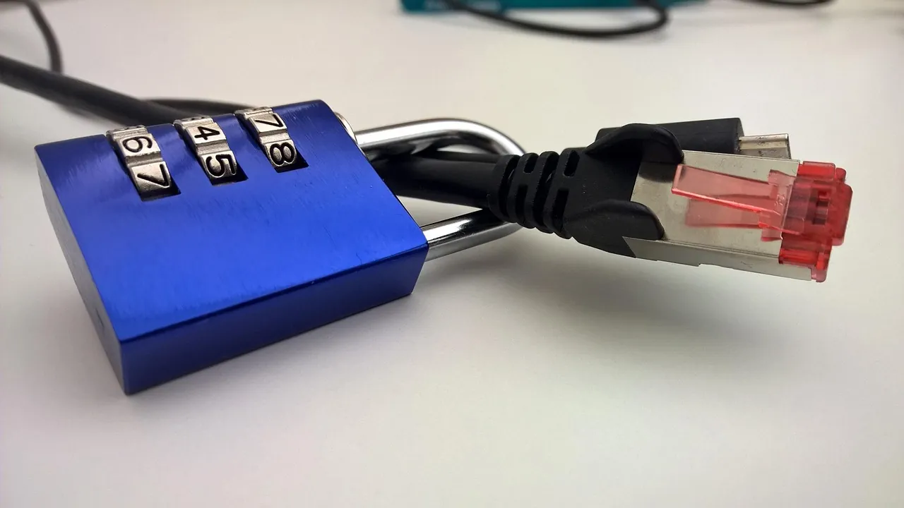 Cadeado azul preso a um cabo de rede, representando a proteção de dados pessoais na empresa