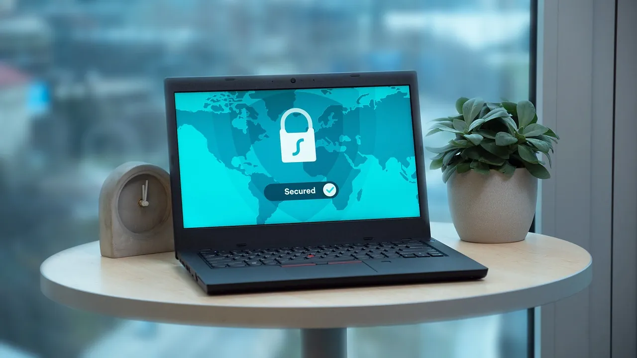 O que é o direito à privacidade e por que ele importa 2 Notebook com tela de conexão protegida por cadeado, representando a privacidade na internet