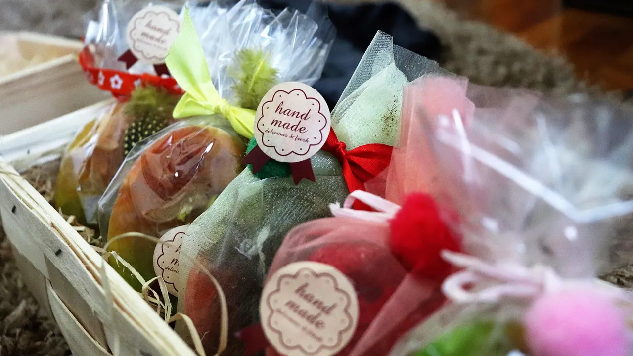 Registro de marca: 5 erros que levam ao indeferimento 5 Produtos artesanais embalados com etiquetas em uma cesta, representando a escolha da classe de produtos no registro de marca