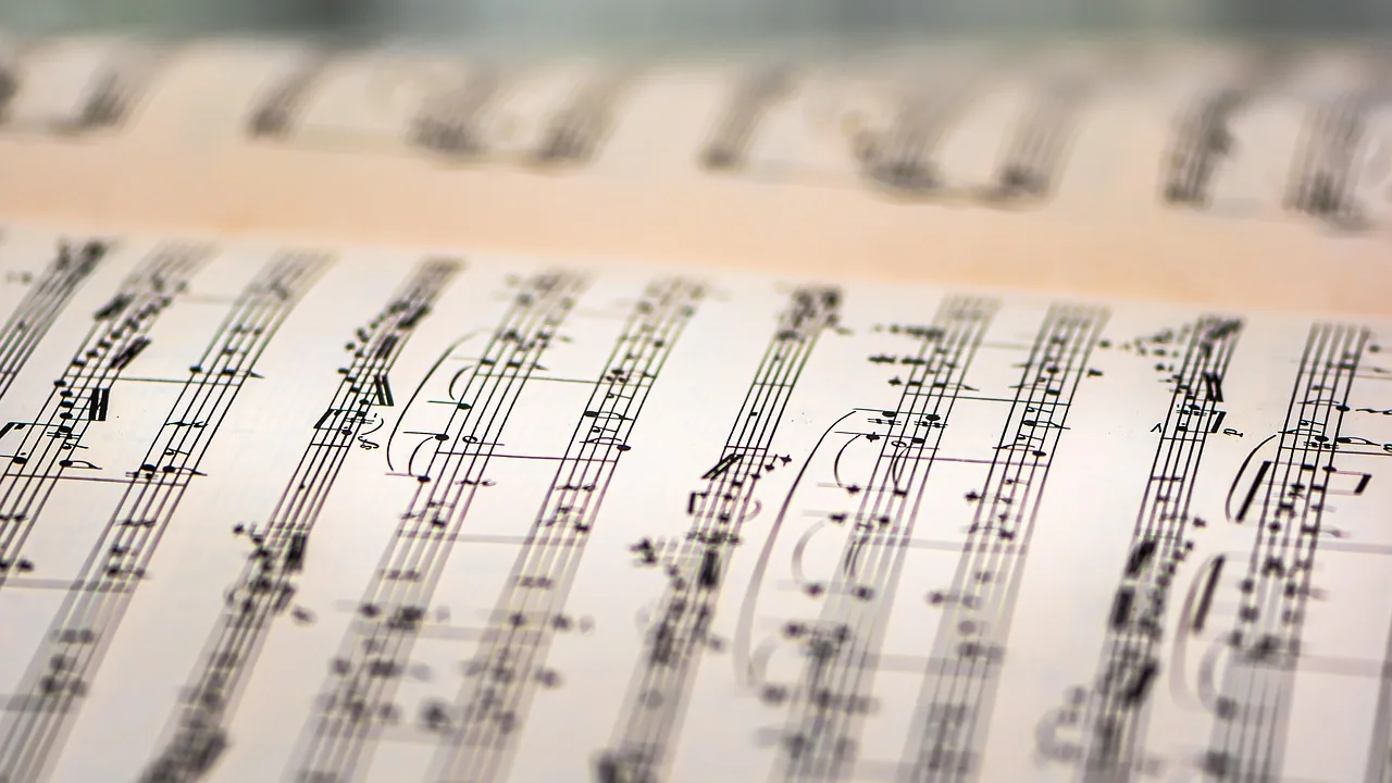 Modelo de ação de indenização por plágio musical. 1 Partitura aberta em close, com notas musicais impressas