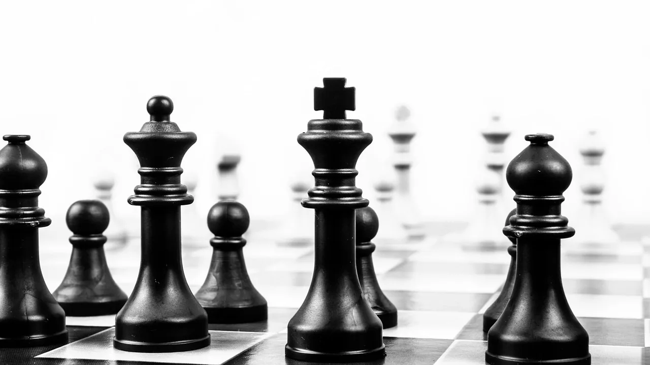 Peças de xadrez pretas em tabuleiro, representando estratégia e concorrência entre empresas