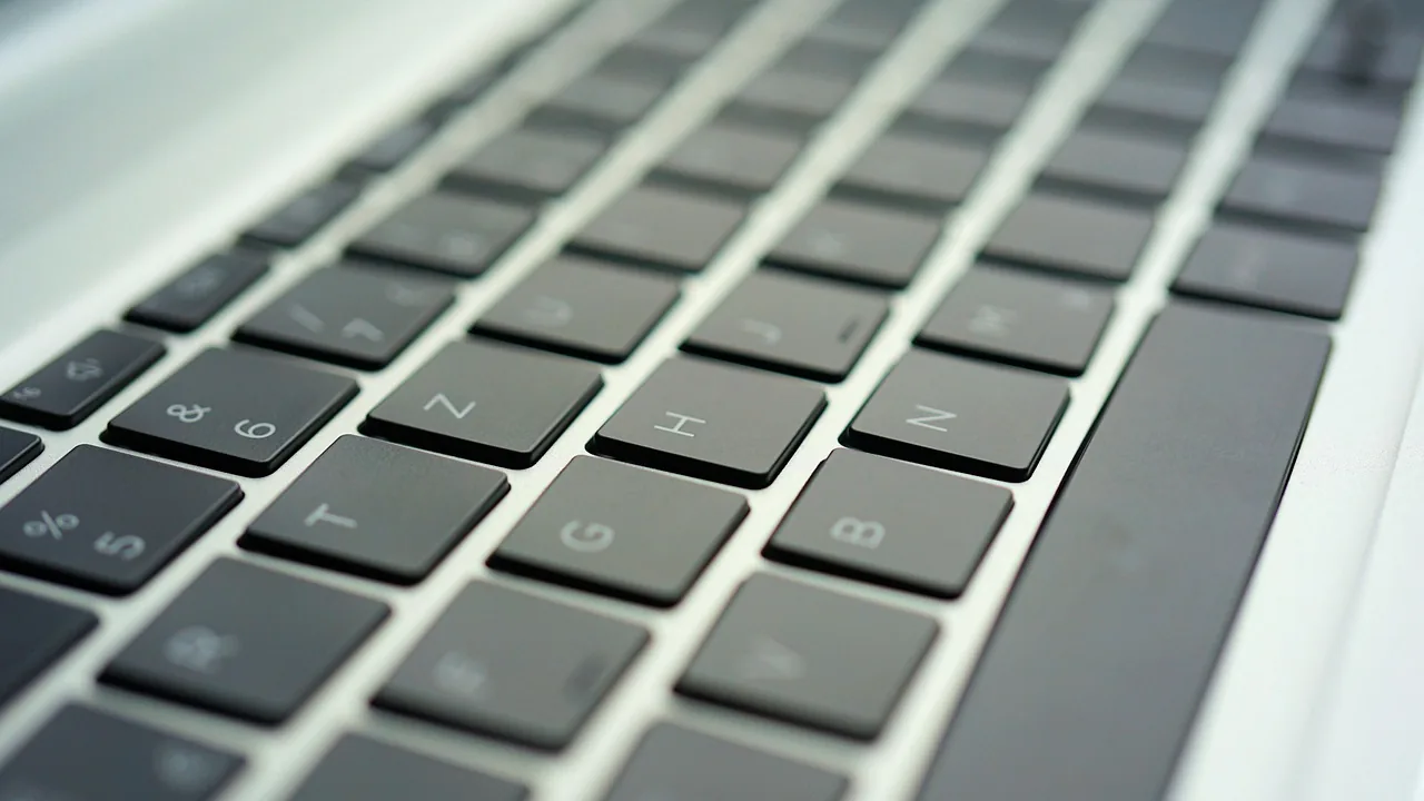 Teclado de notebook em close, representando o trabalho do redator freelancer