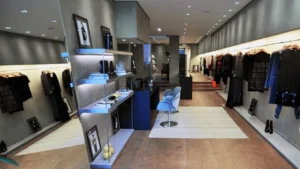 Interior de loja de roupas com araras e vitrines, representando a marca que identifica um negócio